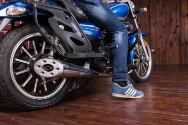 Adam onun motosiklet otopark