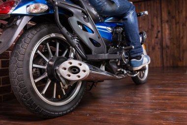 Bir motosiklet üzerinde kapalı oturan adam