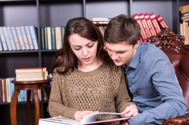 Çok kapalı bir sandalye üzerine bir kitap okuma Çift