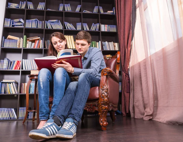 Sweet Lovers Reading a Book at the Library — Stock Photo, Image