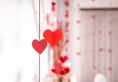 Şeritler asılı kırmızı kalplerin flamalar