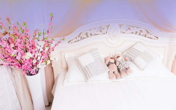 Pareja de oso de peluche acurrucándose en la cama romántica —  Fotos de Stock