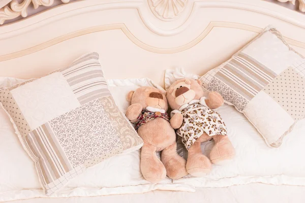 Teddy Bear pár ágyban magához ölel — Stock Fotó