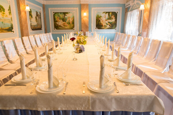 Элегантный свадебный стол в классической столовой
