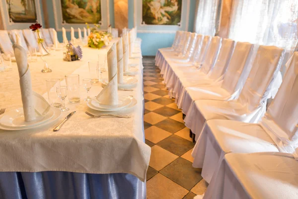 Table élégante et sièges à un mariage — Photo