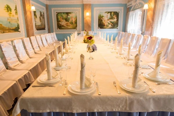 Long formal table at a wedding venue — Stock Photo, Image