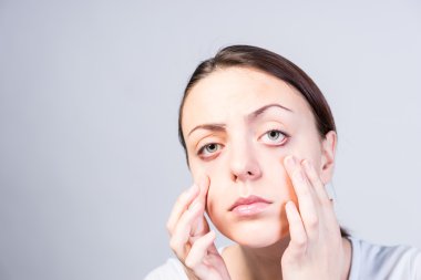 Ciddi kadın çekerek aşağı alt kapaklarını