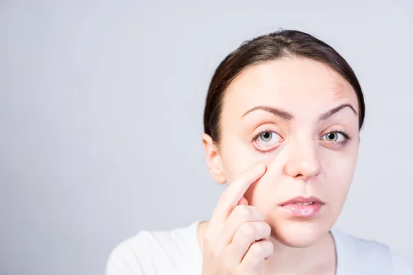 Young Woman Pulling Down her Lower Eyelid — Stock Photo, Image