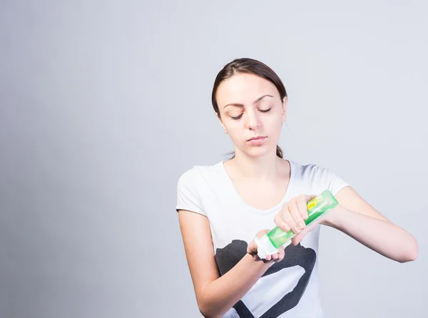 Mulher colocando líquido Facial Cleanser em um algodão — Fotografia de Stock