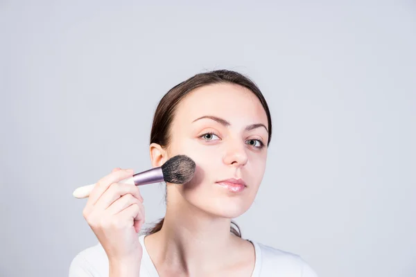 Woman Applying Foundation on Face Using a Brush — Stock Photo, Image