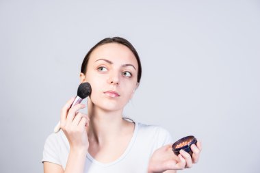 Kibirli kız uygulamak Vakfı makyaj yüzünde