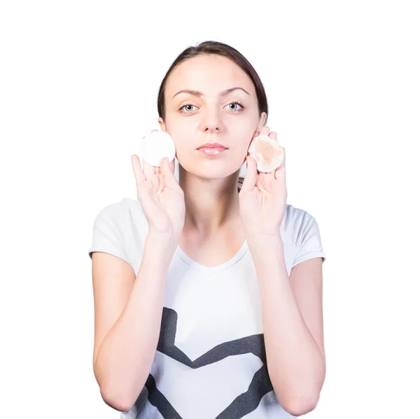 Mujer con los botones limpios y sucios cerca de la cara — Foto de Stock