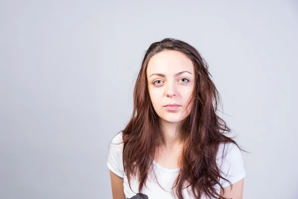 Jonge vrouw met slordig haar Camera kijken — Stockfoto