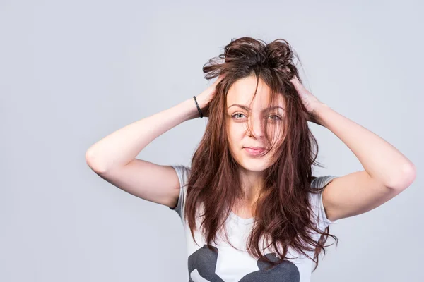 Mujer joven con el pelo alborotado desordenado — Foto de Stock