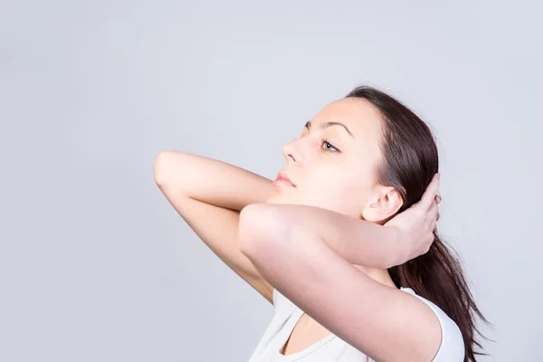 Joven mujer sosteniendo su largo cabello hacia atrás — Foto de Stock