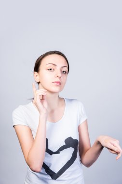 Genç kadın yukarı ve aşağı gri karşı