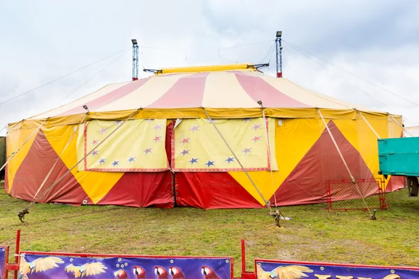 Esterno di una tenda colorata gialla e rossa — Foto Stock