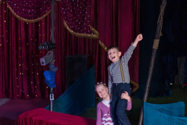 Kız çocuk omuzlarında Sahne Alanı'nda yukarı kaldırarak — Stok fotoğraf