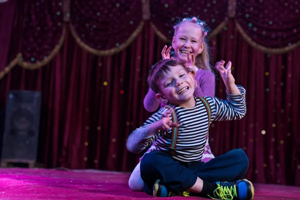 Duas crianças engraçadas agindo como monstros no palco — Fotografia de Stock