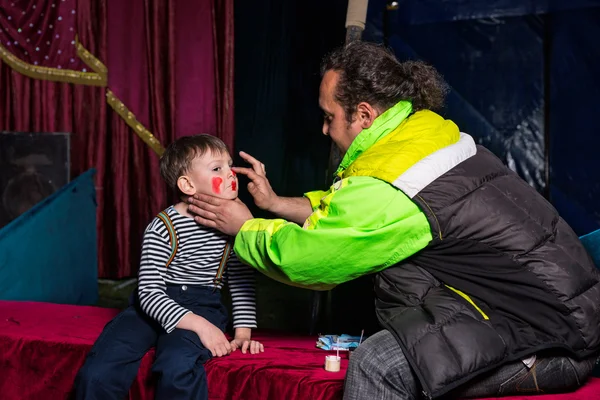 Man toepassen Clown make-up voor jongens gezicht — Stockfoto