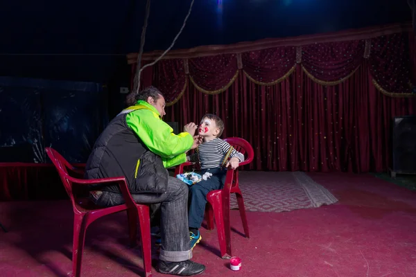 Man toepassen Clown make-up voor jongens gezicht op het podium — Stockfoto