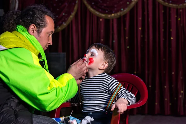 Masculino make up artista aplicando cosméticos no rosto — Fotografia de Stock