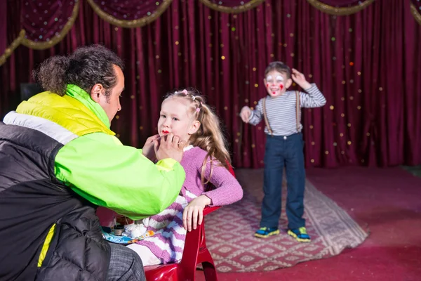 Uygulama adam kızın yüzüne Sahne Alanı'nda telafi etmek — Stok fotoğraf