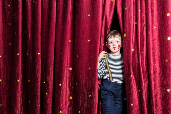 Gülümseyen genç çocuk onun performansı için sabırsız