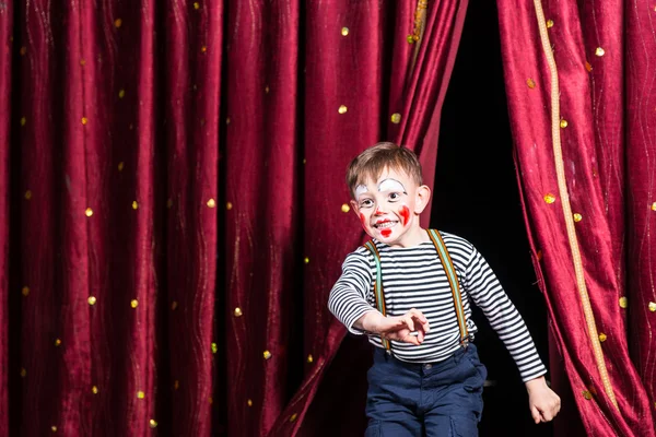 행복 한 작은 소년 배우 그의 입구를 만들기 — 스톡 사진