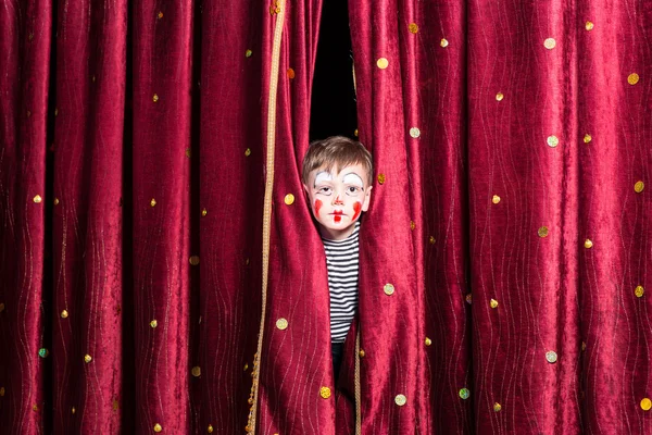 Carino bambino che indossa pittura facciale e un costume — Foto Stock