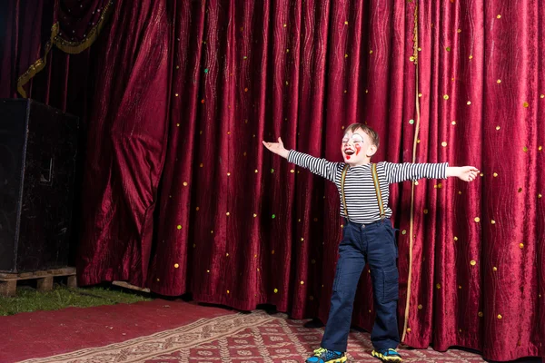 Riéndose confiado niño en el escenario — Foto de Stock