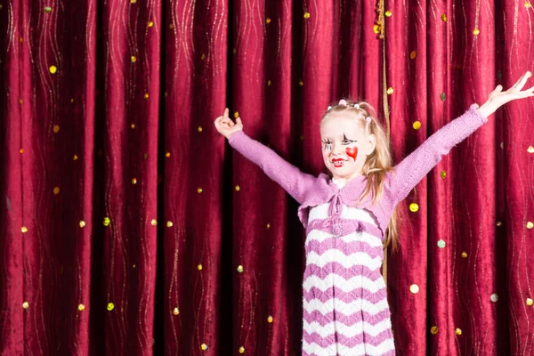 Mooi meisje in pantomime kostuum op het podium — Stockfoto