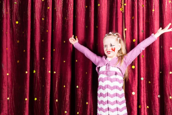 Hübsches Mädchen im Pantomime-Kostüm auf der Bühne — Stockfoto