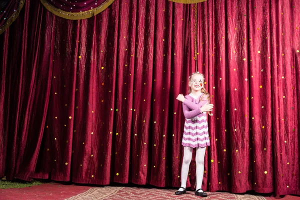 Блондинка носит клоунский макияж стоя на сцене — стоковое фото