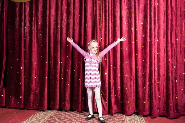 Küçük kız bir performans sırasında sahnede ayakta — Stok fotoğraf