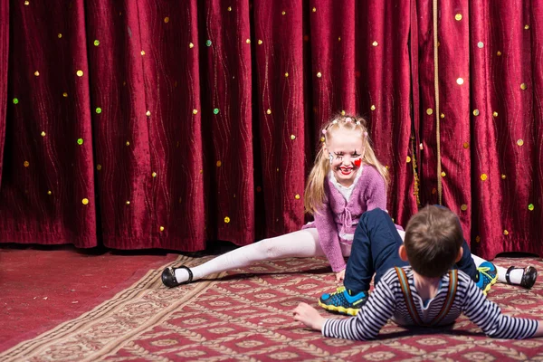 Meisje Clown splitst uitvoeren op het podium — Stockfoto