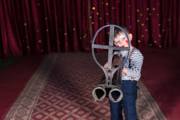 Fotoğraf makinesi, büyük silah hedefleyen genç palyaço — Stok fotoğraf