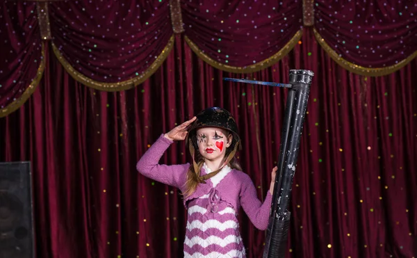 Cute young girl with a blunderbuss — Stock Photo, Image