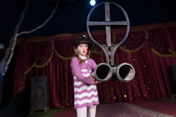 Girl Holding Large Gun with Iron Sight on Stage — Stock Photo, Image