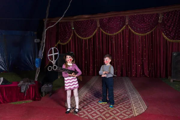Молоді клоуни тримають велику зброю на сцені — стокове фото