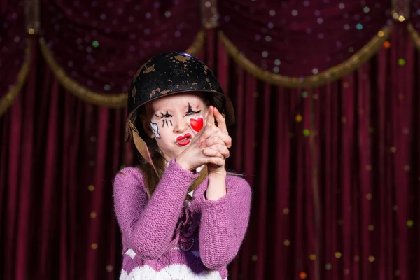 Menina fingindo ter uma arma em uma peça conceitual — Fotografia de Stock