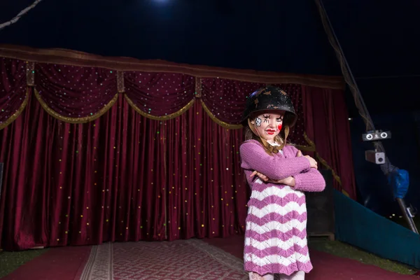 Ragazza che indossa il casco con le braccia incrociate sul palco — Foto Stock