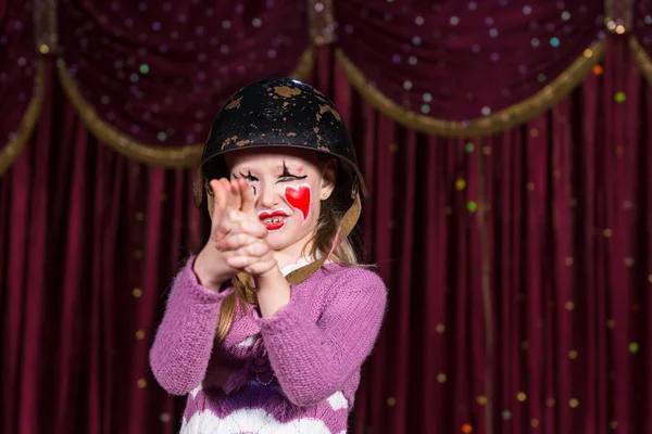 Ragazza con le mani allacciate insieme per formare pistola — Foto Stock