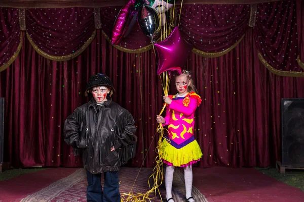 Молодые артисты с воздушными шарами на сцене — стоковое фото