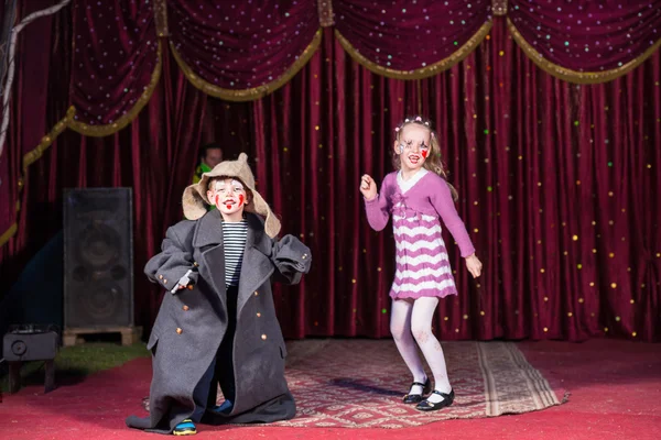 Niños vestidos de payasos actuando en el escenario Fotos De Stock Sin Royalties Gratis