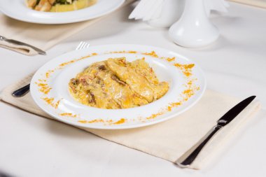 Yemek restoran tablo yer ayarında hazırlanan