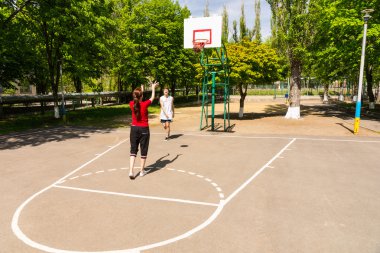 Dışarıda basketbol oynayan çift.