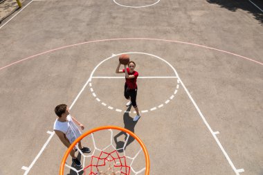 Basketbol oynarken çift yüksek açılı görünüş