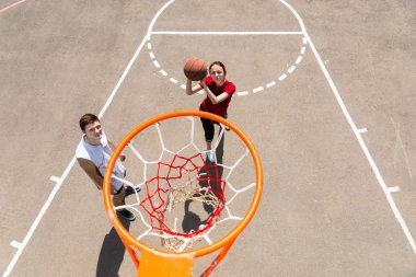 Basketbol oynarken çift yüksek açılı görünüş