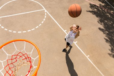 Basketbol çember savurma adam görünümünü yukarıda